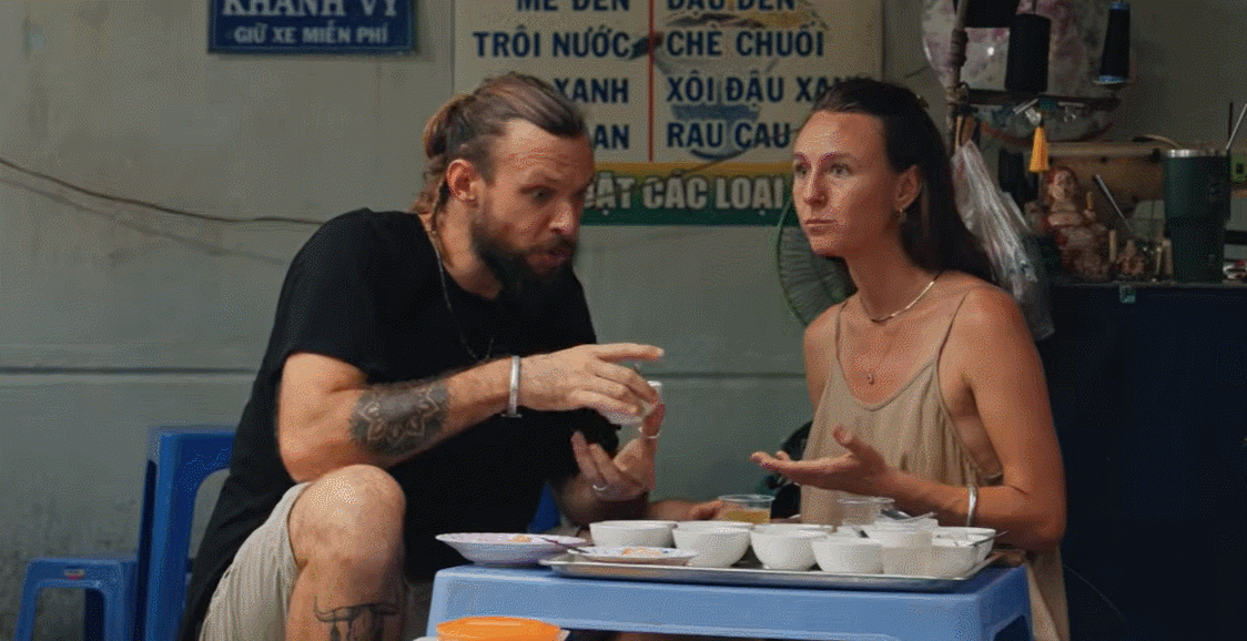 Silke khen các món chè đều ngon, còn Kieran thừa nhận no đến hôm sau