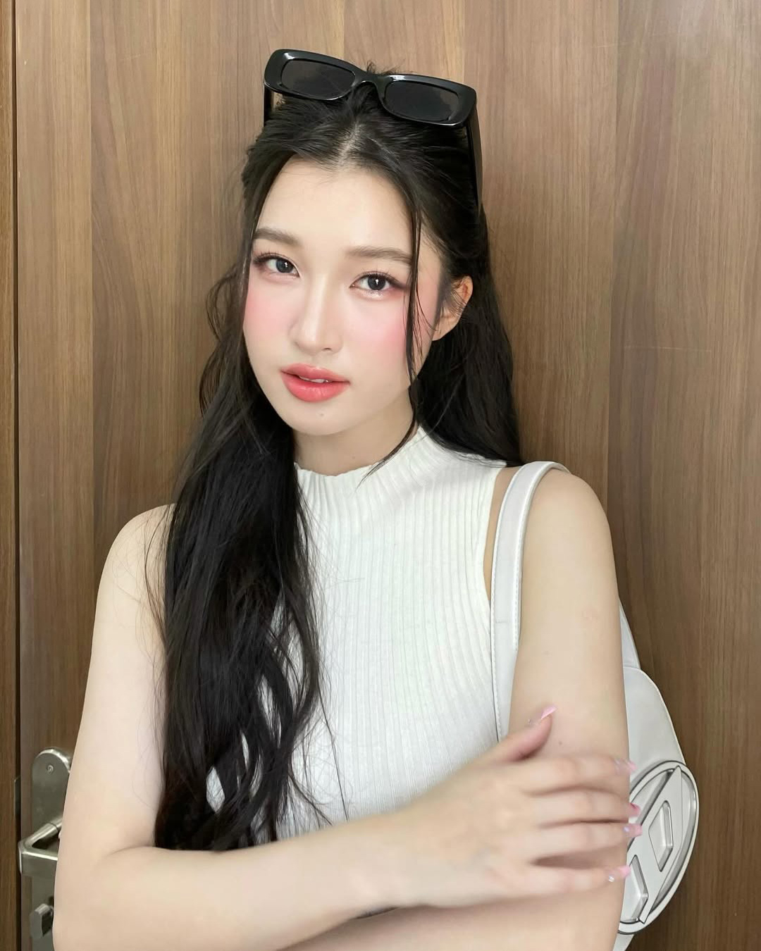 Sau một năm ém hàng, chuyên gia trang điểm Diệu Anh mới tung loạt hình từng chụp Phương Nhi khi makeup cho cô. Bài đăng nhanh chóng gây chú ý và thu về nhiều bình luận tán dương người đẹp xứ Thanh.