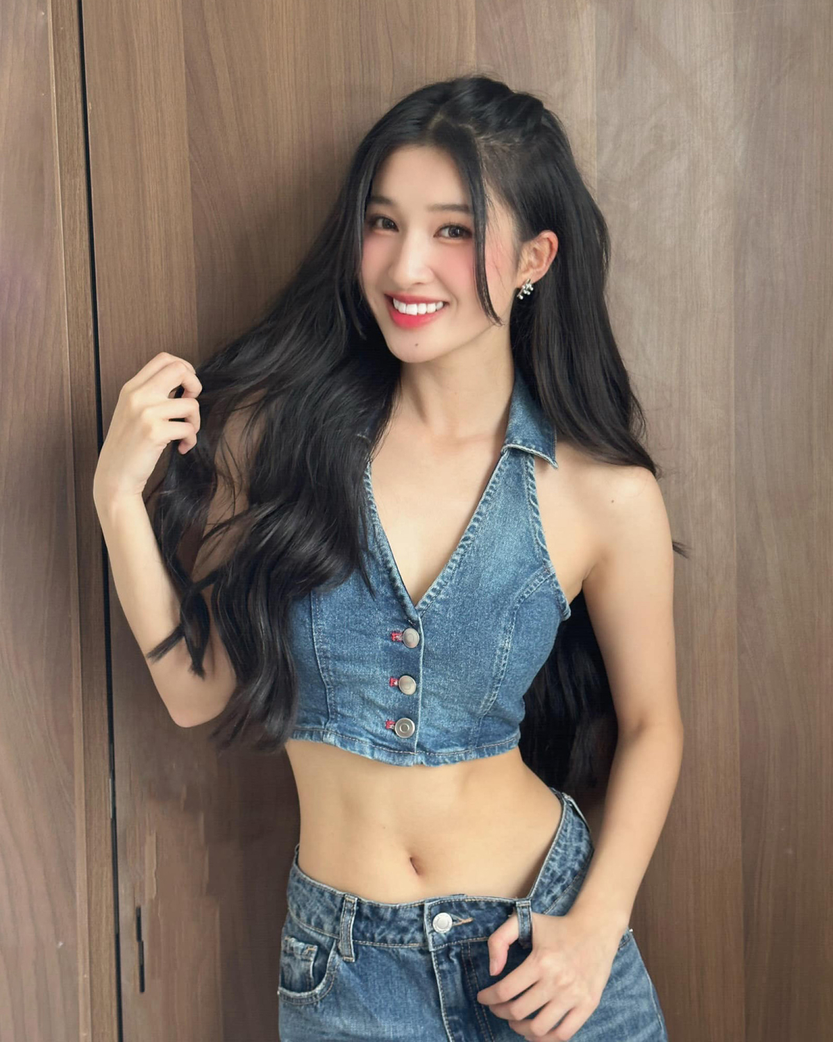 Đôi lúc mỹ nhân 24 tuổi khoe lợi thế vòng eo nhỏ nhắn qua cách phối crop top cùng quần jeans hoặc chân váy cạp trễ.