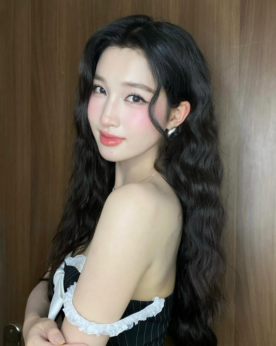 Trời ơi, nhan sắc phát sáng luôn; Đúng chất thần tiên tỷ tỷ; Làm dâu hào môn là chuẩn rồi; Thực sự sốc visual, trông xinh như AI..., một số tài khoản Instagram cảm thán.