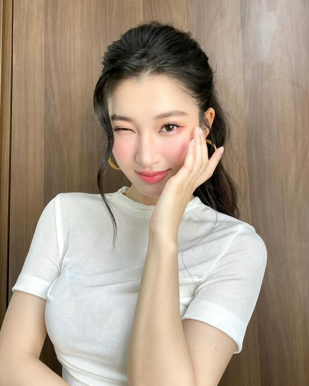 Bên cạnh đó, mái tóc dài bồng bềnh thường được Á hậu Thế giới Việt Nam 2022 thả xõa hoặc buộc nửa đầu trẻ trung.