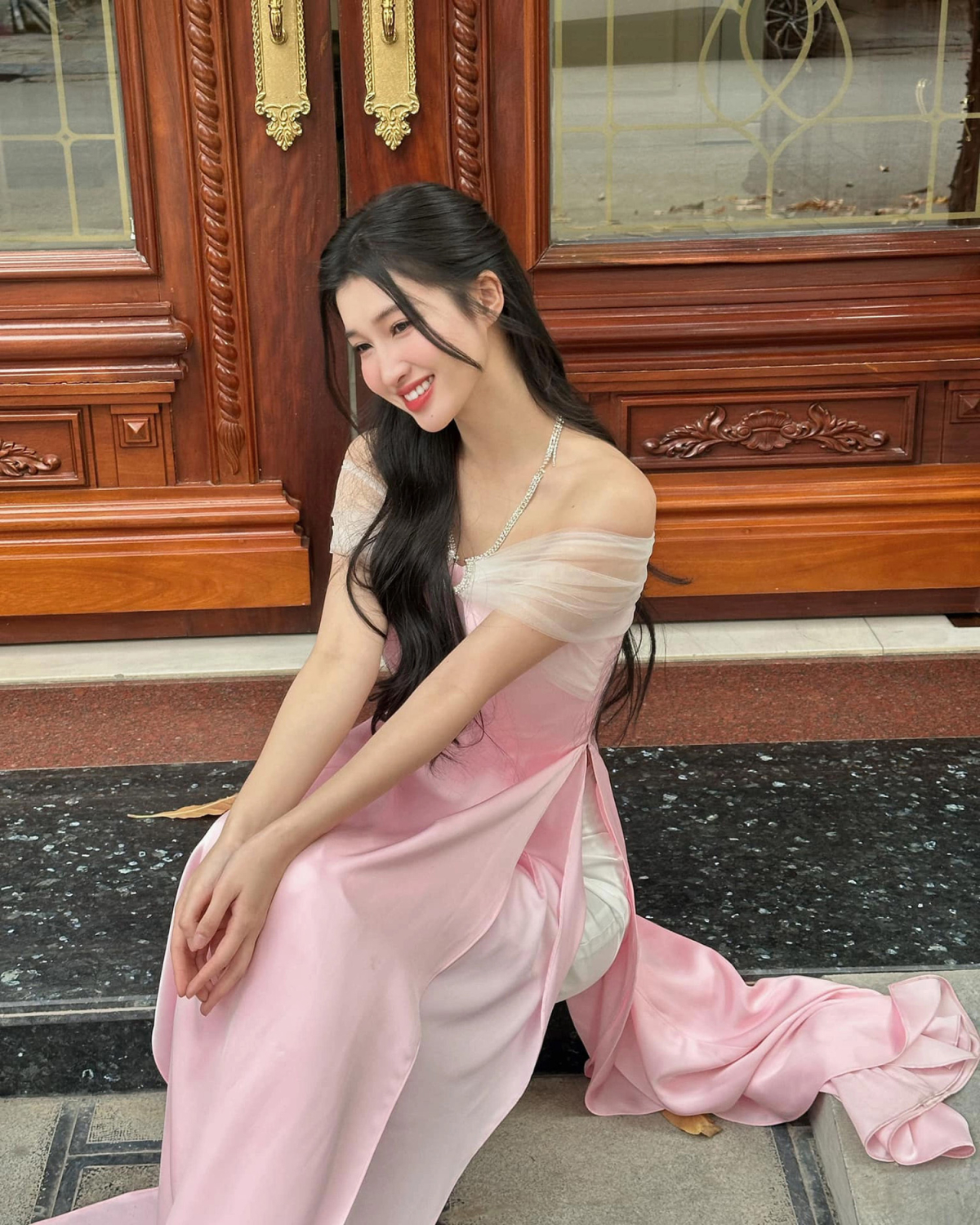 Vợ doanh nhân Phạm Nhật Minh Hoàng theo đuổi phong cách tiểu thư dịu dàng, tạo nên tổng thể hài hòa từ trang phục tới gu makeup và kiểu tóc.