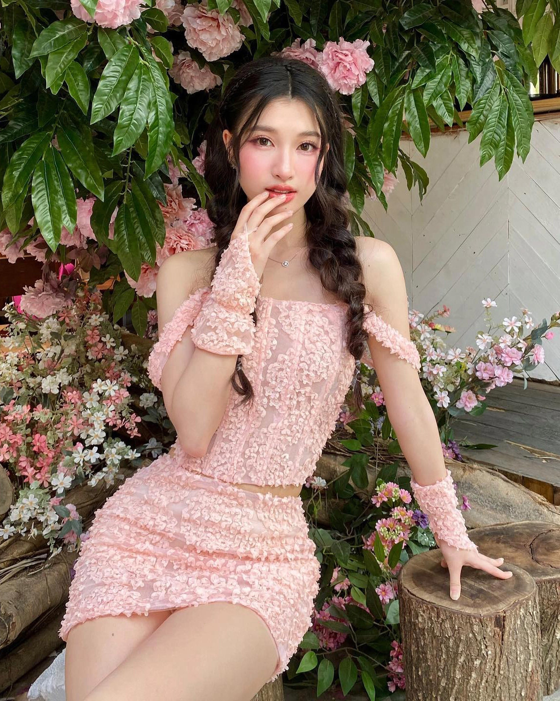 Phương Nhi thường chọn váy áo ôm sát màu hồng, trắng nhằm khai thác đường cong mà vẫn toát lên vẻ đẹp mong manh.