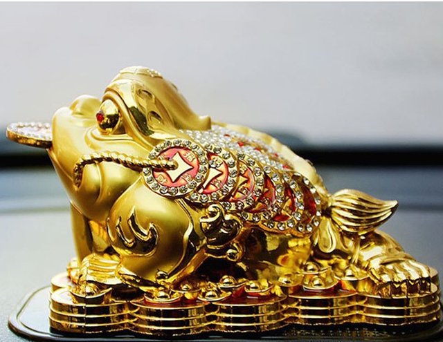 Trong phong thủy, cóc ba chân ngậm đồng xu trong miệng được coi là linh vật giúp đón may mắn vào nhà.