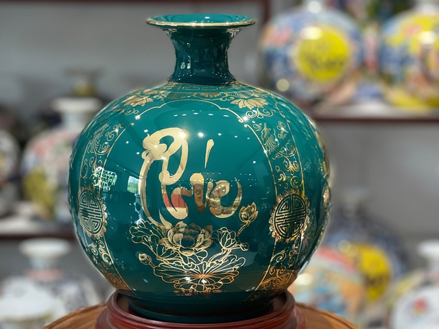 Bình hút tài lộc với hình dạng đặc trưng: thân phình to, miệng loe ra để đón tài lộc, cổ thắt dần lại để tài lộc đi vào không bị thất thoát ra ngoài.