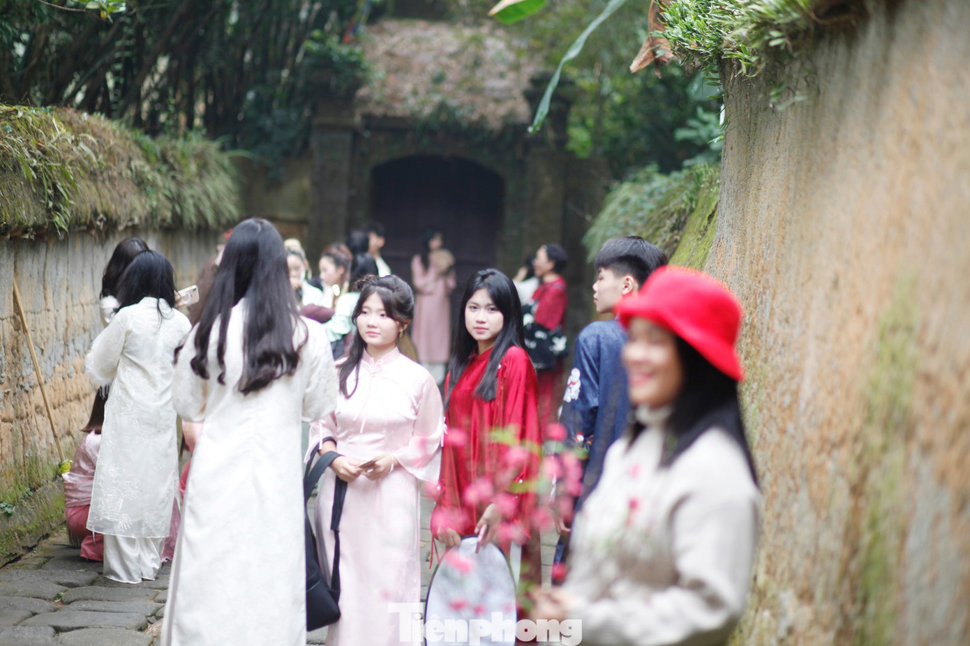 Giới trẻ chen chân chụp ảnh ở chùa Bổ Đà.