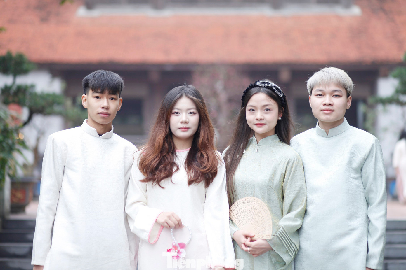 Cận Tết, chùa Bổ Đà là địa điểm lý tưởng để các bạn trẻ đến chụp ảnh. Ảnh: Nguyễn Thắng