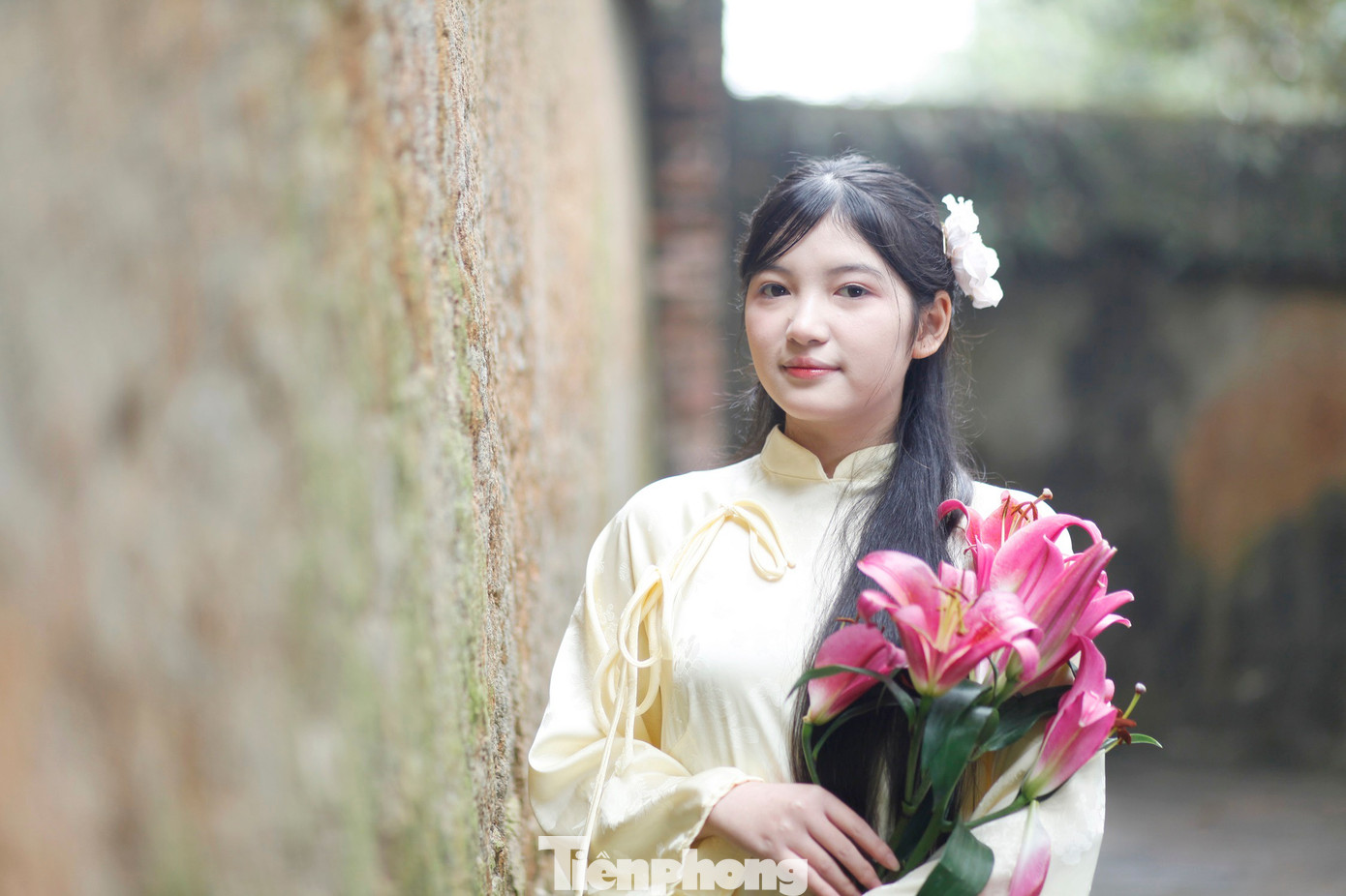 Tường đất ở chùa Bổ Đà có từ lâu năm, là điểm chụp ảnh yêu thích của các bạn trẻ.