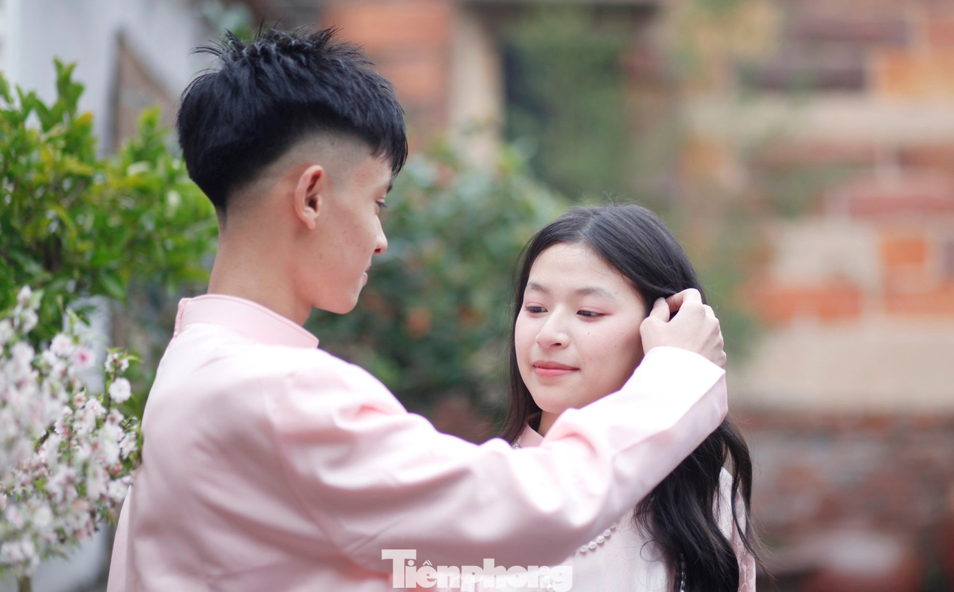 Hai bạn trẻ chụp ảnh kỷ niệm ở chùa Bổ Đà.