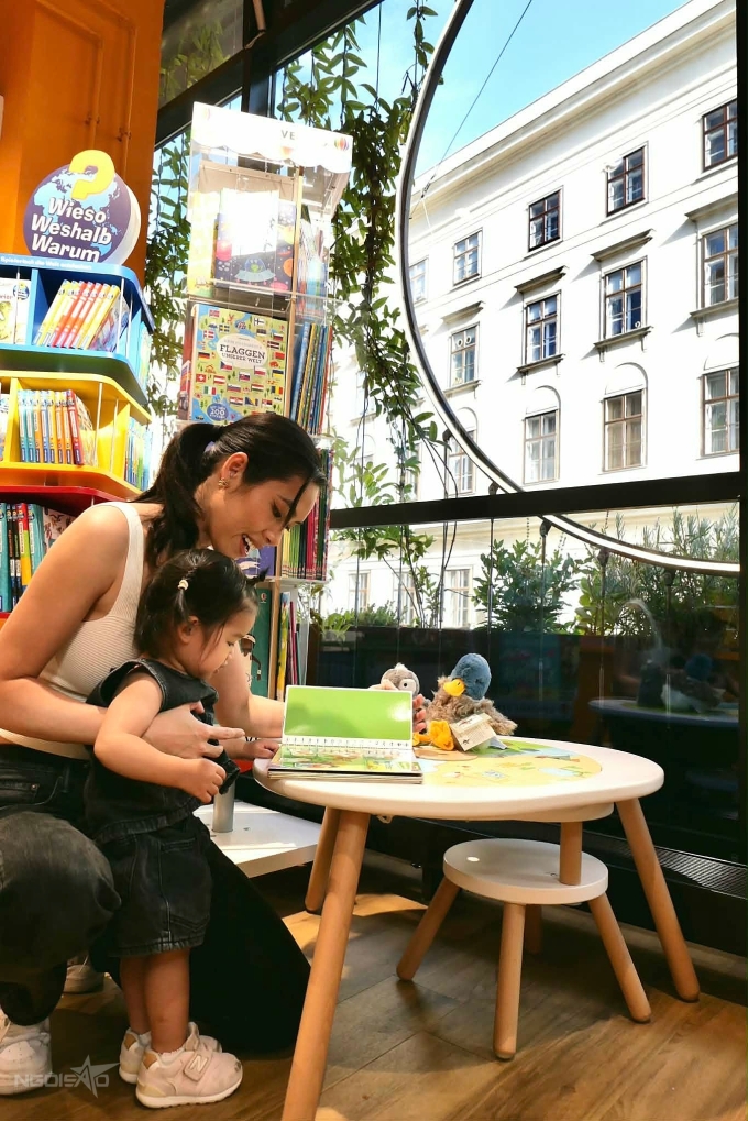 Á hậu Hoàng My và con gái Ayla dạo chơi ở thủ đô Vienna, Áo, hồi tháng 8/2025. Ảnh: NVCC