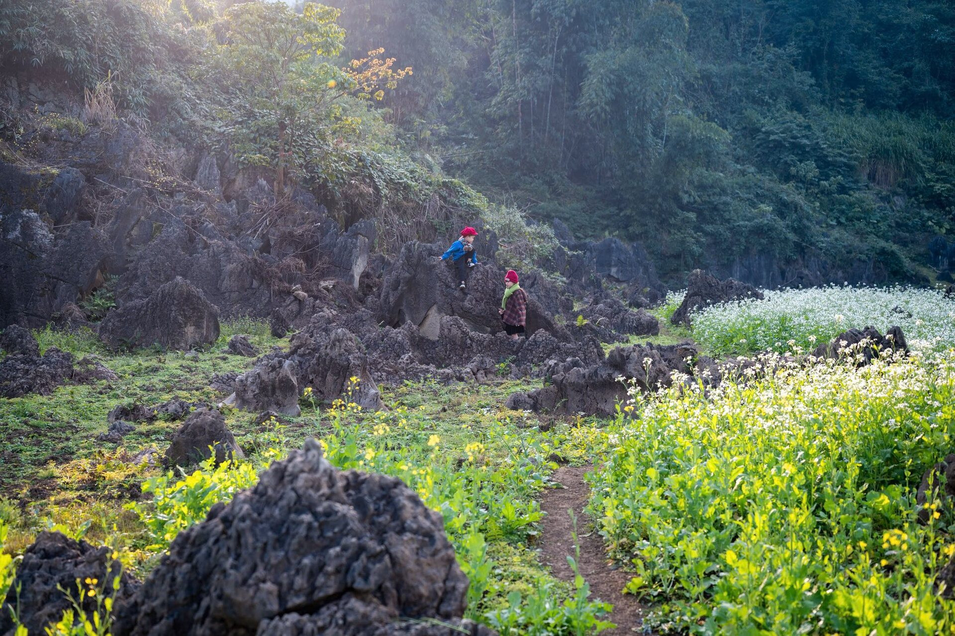 Trong Làng Có Những Mỏm Đá Dựng Độc Đáo, Nên Người Dân Còn Gọi Là Làng Đá Dựng