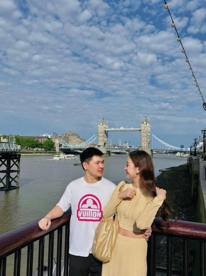 Vợ chồng Đỗ Mỹ Linh diện cây đồ hiệu tình tứ ở London.