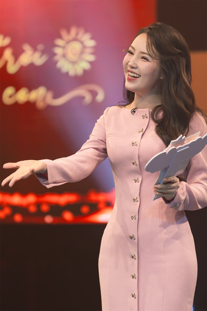 BTV Thụy Vân sinh năm 1986 tại Hà Nội, cao 1,71m, từng là Hoa khôi Đại học Ngoại thương 2006 trước khi đăng quang Á hậu 2 Hoa hậu Việt Nam 2008 cùng giải Thí sinh ứng xử hay nhất. Thay vì theo showbiz, Thụy Vân chọn gắn bó với VTV từ sớm đã cộng tác tại đây 2 năm trước khi thi sắc đẹp. 