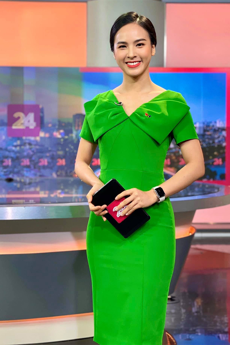 MC Quỳnh Nga sinh năm 1995, tốt nghiệp Đại học Ngoại thương với trình độ IELTS cao, từng là BTV-MC của Chuyển động 24h trên VTV. Cô sở hữu hành trình sắc đẹp đáng nể: Á hậu Hoa khôi Sinh viên Việt Nam 2017, top 10 a classTextlinkBaiviet hrefhttps://eva.vn/dep/khoanh-khac-3-hoa-hau-quoc-te-chung-khung-hinh-gay-sot-fan-sac-dep-c58a655564.htmlMiss World/a Vietnam 2019, đạt Á hậu 2 Miss Charm 2024.