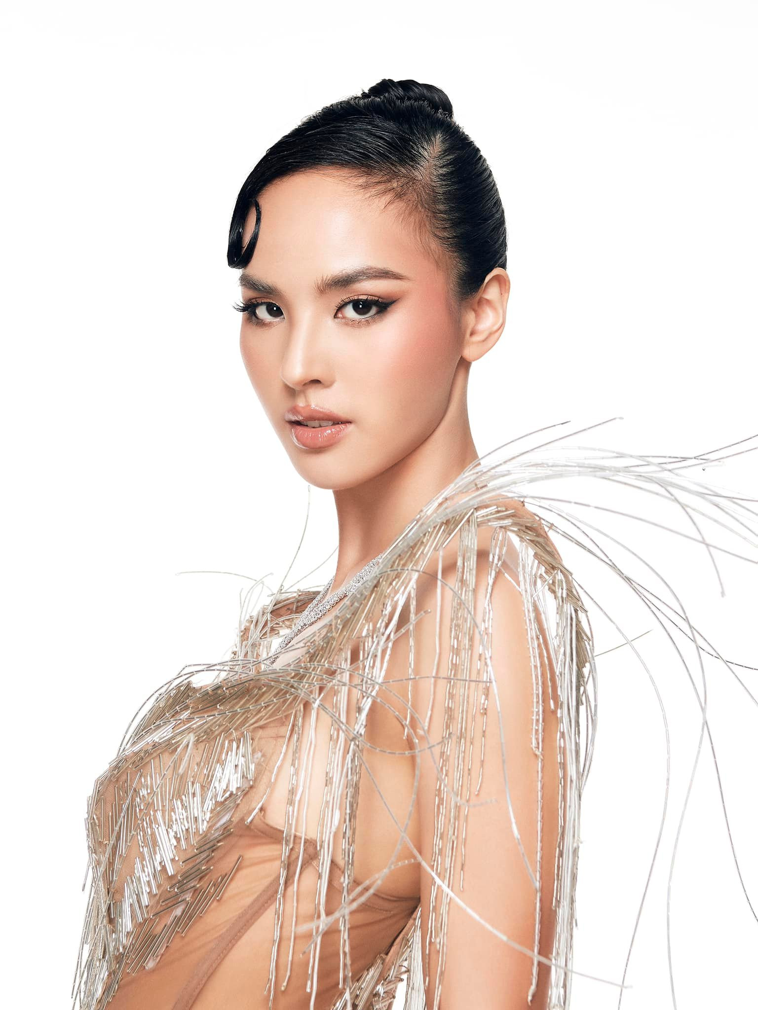 Kinh nghiệm thi quốc tế giúp MC Quỳnh Nga rèn luyện tự tin, giao tiếp tiếng Anh xuất sắc và phong thái chuyên nghiệp trước ống kính.