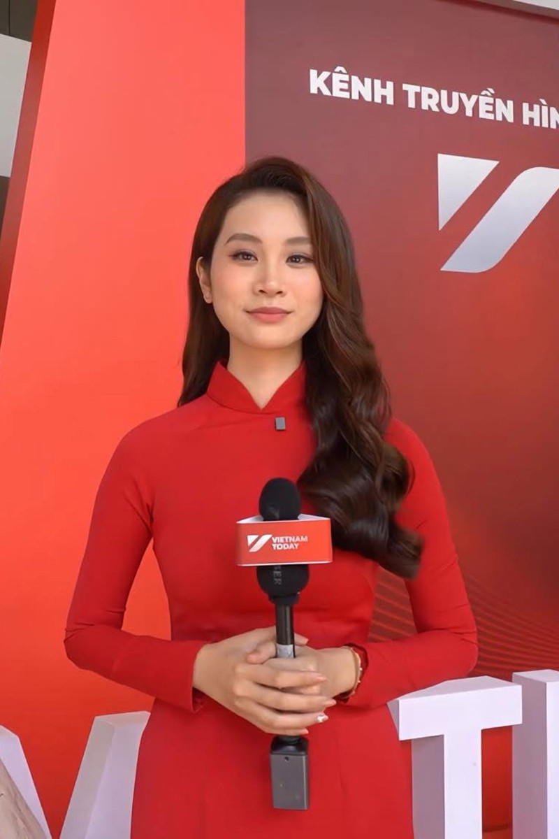 MC Thùy Linh lọt top 5 Miss World Vietnam 2022 với danh hiệu Người đẹp Bản lĩnh, sở hữu chiều cao 1,73m và khả năng ngoại ngữ xuất sắc (tiếng Anh, Pháp).