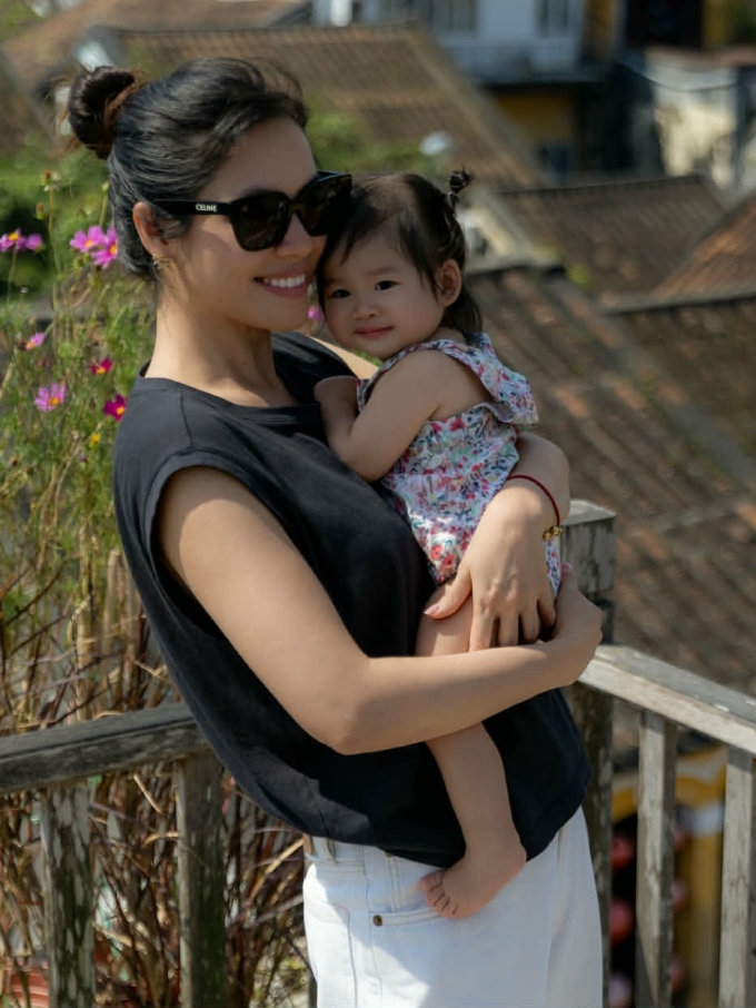 Vũ Hoàng My và con gái ở Hội An.