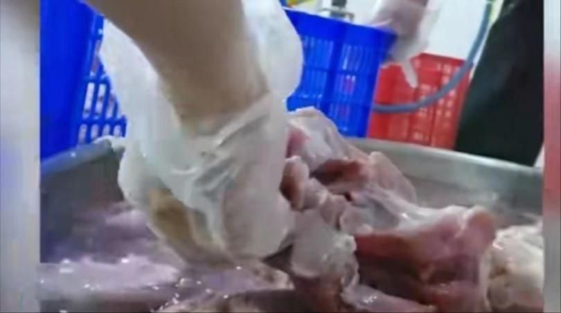 Hình ảnh thịt được sơ chế trong phóng sự đăng tải trên báo chí. Ảnh chụp màn hình.