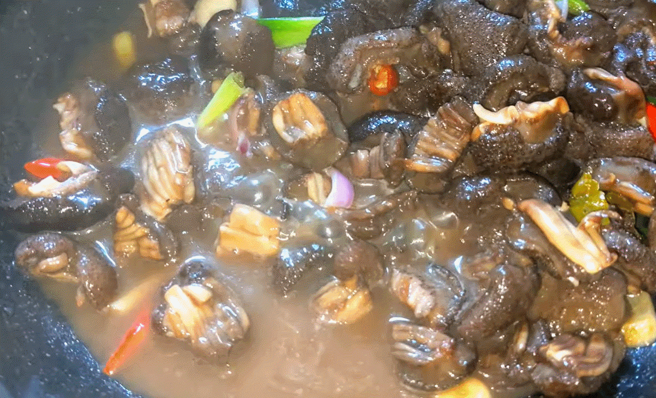 Hải sâm đen ăn giòn, có vị ngọt tự nhiên. Ảnh: Sinh TV