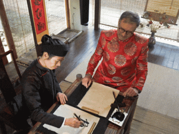 Đại sứ Pháp diện áo dài, gửi lời chúc Tết từ Văn Miếu - Quốc Tử Giám