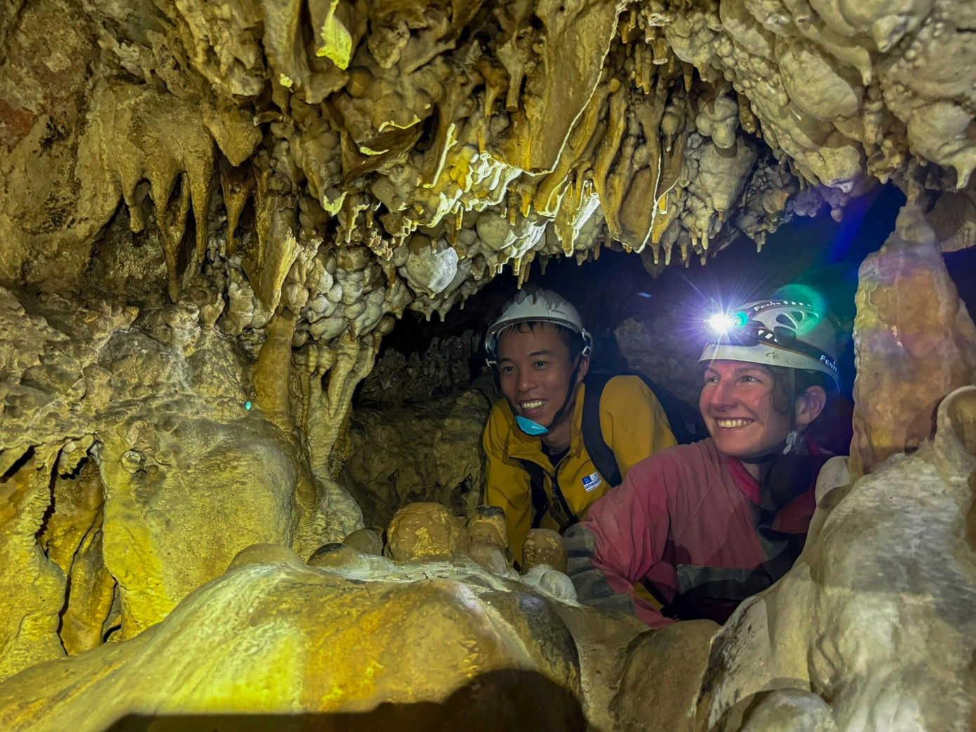 Vẻ Đẹp Hùng Vĩ Của Công Viên Địa Chất Toàn Cầu Unesco Lạng Sơn Du Khách Nước Ngoài Thích Thú Khi Ngắm Nhìn Những Khối Nhũ Đá Trong Công Viên Địa Chất Toàn Cầu Unesco Lạng Sơn Được Hình Thành Trong Hàng Triệu Năm Qua.