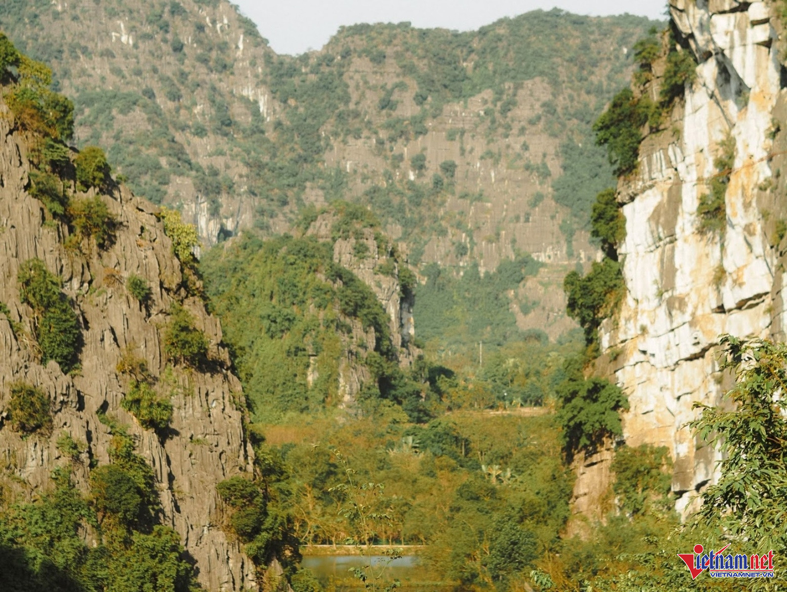 Điểm du lịch trải nghiệm nằm trong thung lũng được bao bọc bởi những dãy đá vôi sừng sững