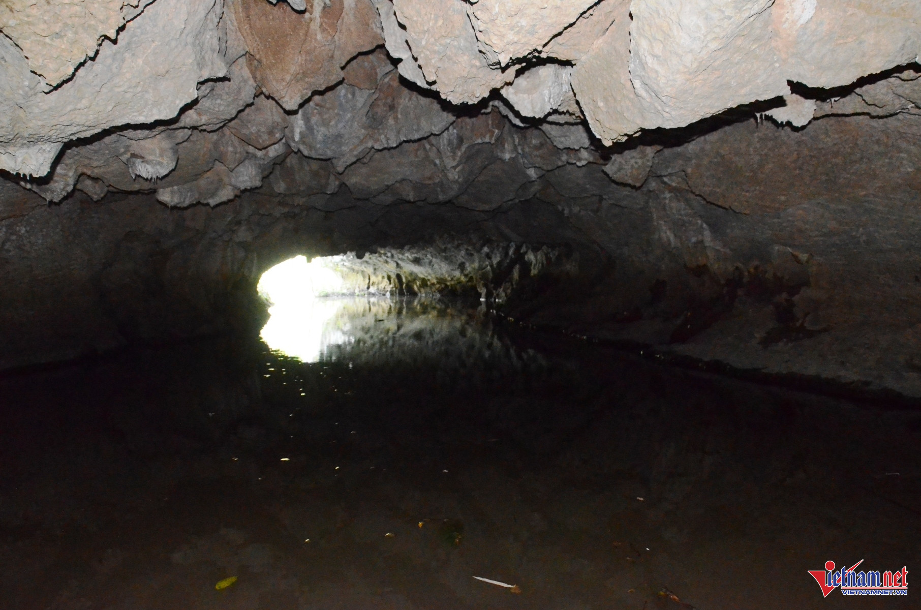 Để đến được Thung Đụn khép kín, du khách di chuyển bằng thuyền trên dòng kênh tự nhiên qua hang động tối