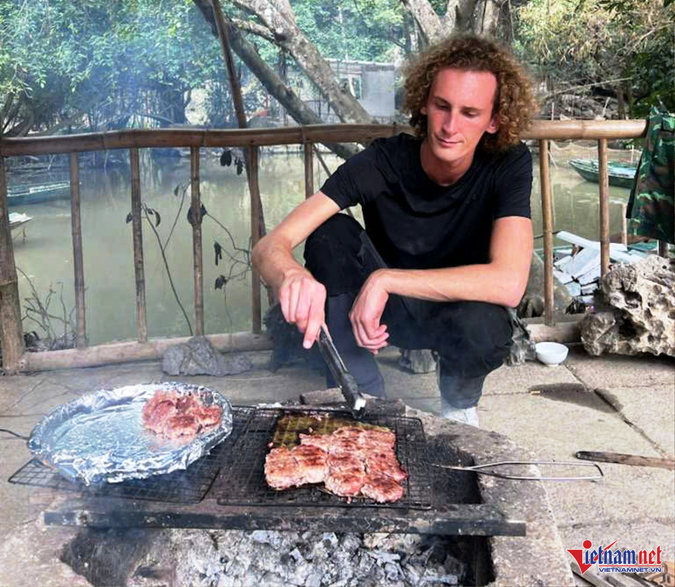 Conllin Licharz thích thú tự tay nướng chả từ thịt lợn