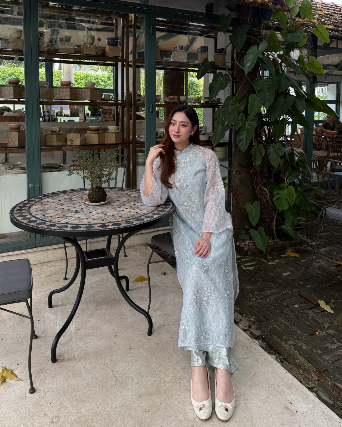 Lương Thùy Linh nhẹ nhàng với áo dài ren xanh xuyên thấu. Chất liệu ren mỏng nhẹ được xử lý hai lớp, tạo cảm giác nửa kín nửa hở để tôn khéo vóc dáng thanh mảnh.