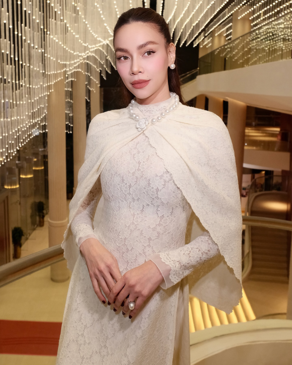 Hồ Ngọc Hà khẳng định gu thời trang hợp mốt với áo dài cape kiểu quý tộc. Phần cape buông dài tạo nên dáng vẻ quyền lực, giúp áo dài mang tinh thần dạ hội nhưng vẫn giữ được hồn Việt.