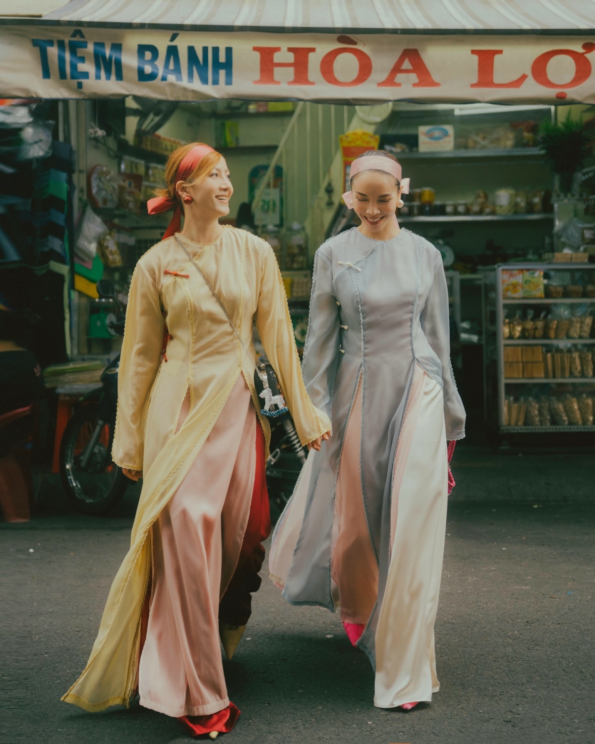 Yến Trang và Yến Nhi cùng lăng xê áo dài lấy cảm hứng từ áo tứ thân. Thiết kế mang đậm yếu tố truyền thống, kết hợp với cách phối màu và phụ kiện hiện đại, tạo nên hình ảnh giao thoa giữa xưa và nay.