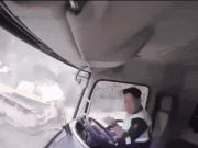 Clip Eva - Clip: Tài xế thoát hiểm trước khi xe tải bị sạt lở đất vùi lấp