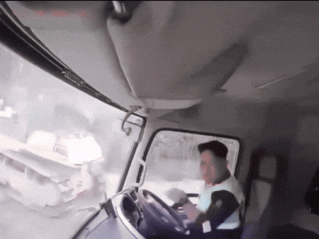 Clip: Tài xế thoát hiểm trước khi xe tải bị sạt lở đất vùi lấp