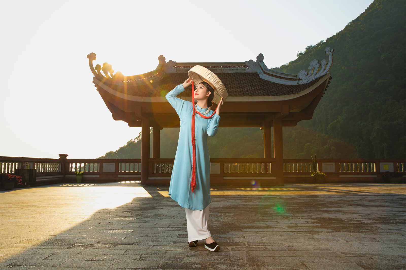 Du Khách Chụp Ảnh Với Cổ Phục.