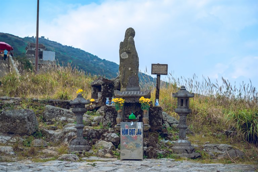 Tượng Đá An Sinh. Ảnh: Yên Tử Tùng Lâm