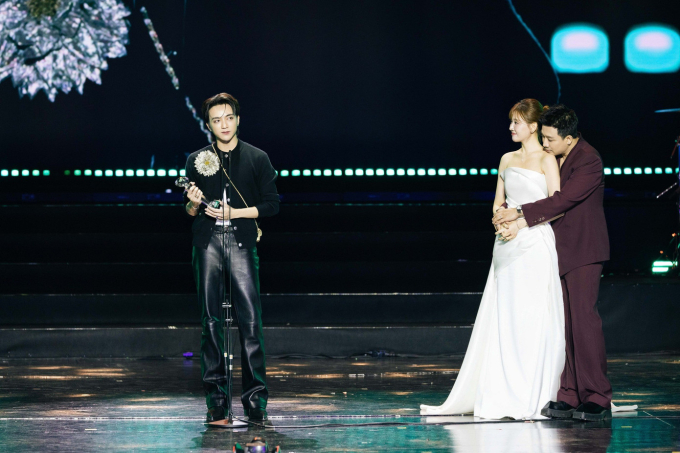 Trấn Thành tình tứ với Hari Won khi Soobin đang nhận giải.