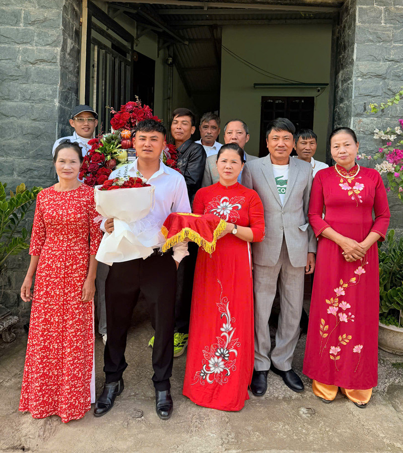 Hoàng lần thứ 2 sang nhà Thương hỏi cưới