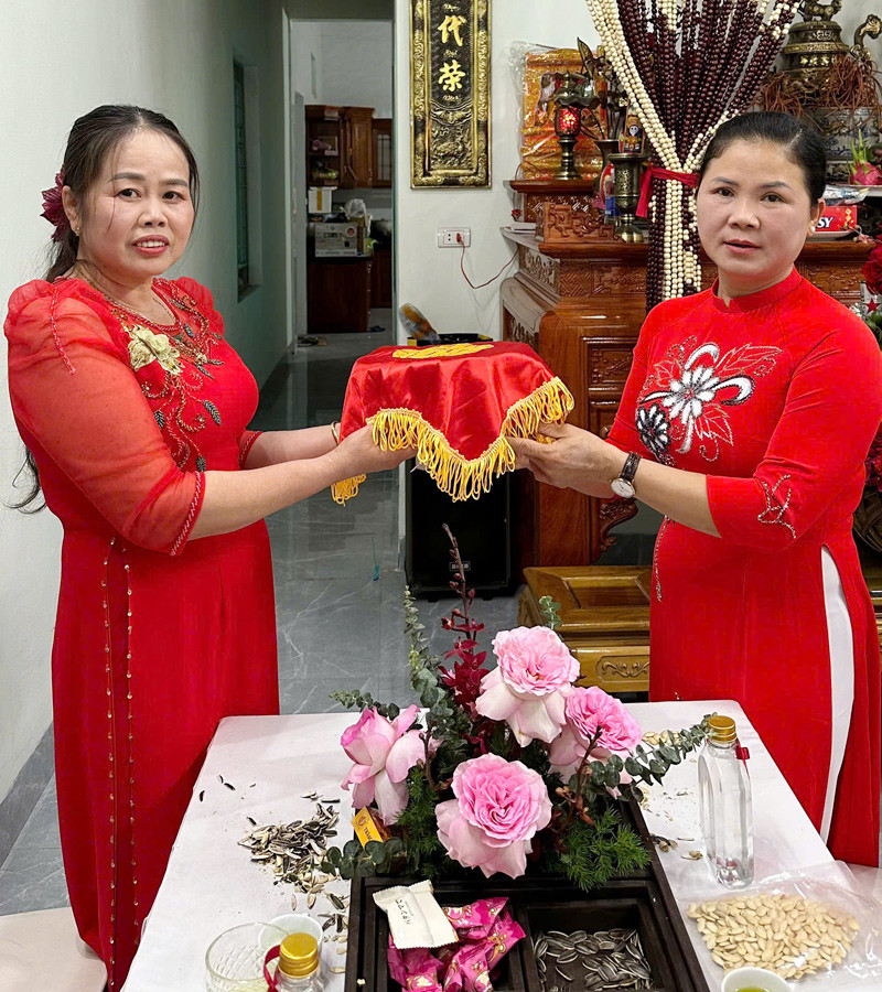 Mẹ chồng (bên phải) của Thương trao lễ xin dâu