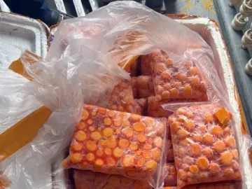 Hà Nội: Thu giữ hơn 12 tấn sụn gà, trứng non nghi nhập lậu