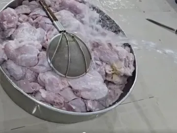 Tin tức - Phát hiện thịt không nhãn mác tại công ty bị tố dùng thịt bẩn chế biến thức ăn cho học sinh