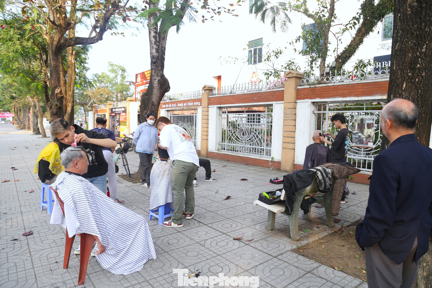 Khoảng 15 giờ mỗi ngày, 4 bạn trẻ đang làm việc tại tiệm barber (chuyên cắt tóc nam – PV) trên địa bàn lại mang theo kéo, tông đơ, áo choàng… ra vỉa hè đường Lê Mao (phường Thành Vinh, Nghệ An) để cắt tóc miễn phí cho người dân. Người già, trẻ nhỏ, lao động tự do… ai có nhu cầu đều được tiếp đón niềm nở, cắt tóc theo đúng mong muốn.