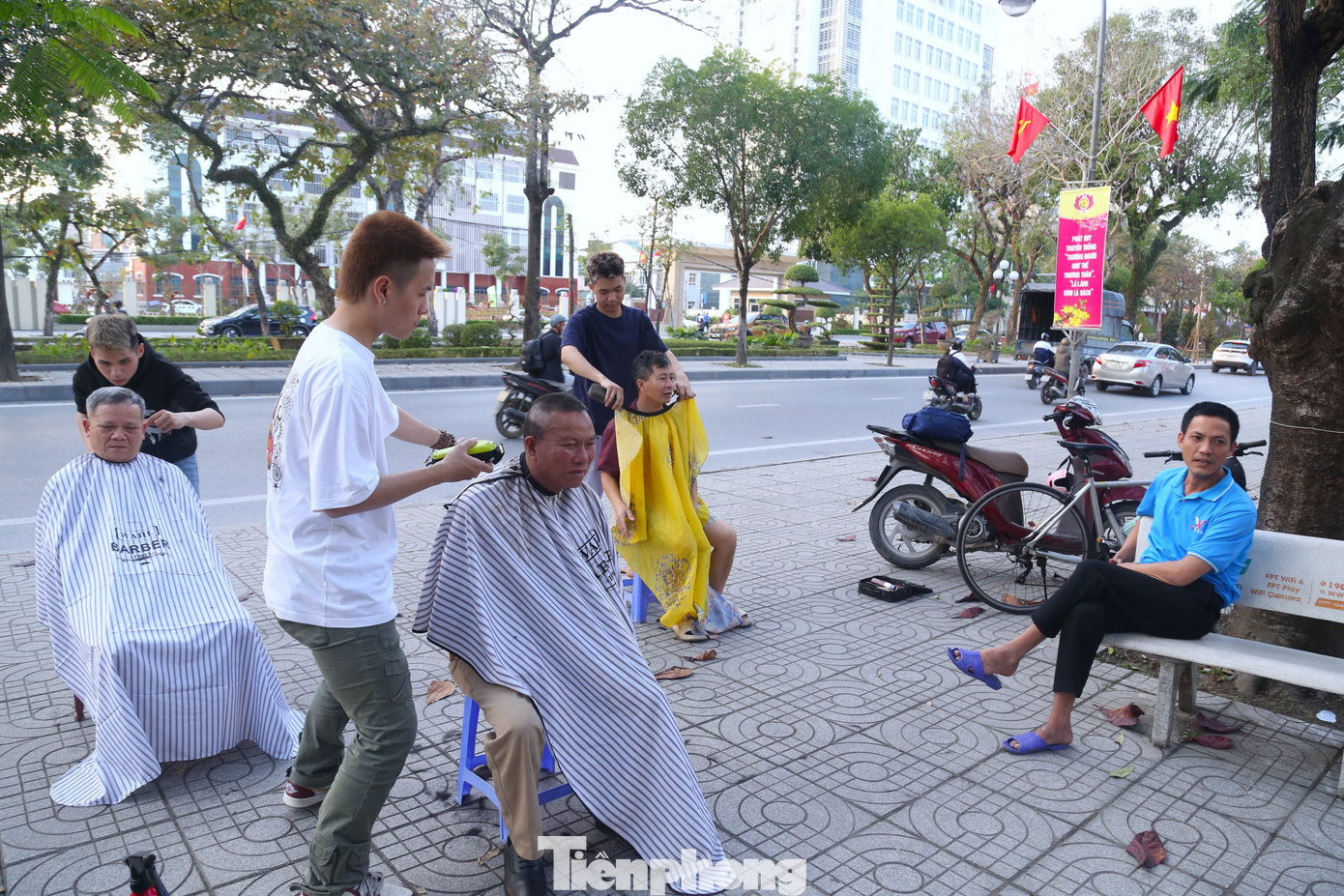 Tiệm cắt tóc 0 đồng của nhóm bạn trẻ - 9