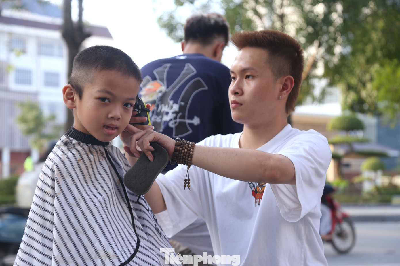 Đưa con trai đến cắt tóc, chị Hoàng Thu Thủy (37 tuổi, trú phường Thành Vinh) cho biết bình thường mỗi tháng chị đều đưa con vào tiệm. “Thấy mọi người cắt tóc miễn phí, tôi tò mò cho các cháu đến thử. Ban đầu cứ sợ con không chịu, ai ngờ các cháu rất vui, còn khen cắt đẹp như ở tiệm”, chị Thủy cười nói.