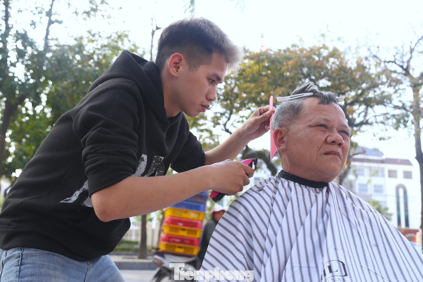 Bác Hà Luân (66 tuổi, trú phường Trường Vinh) chia sẻ: “Việc các bạn trẻ tổ chức cắt tóc miễn phí như thế này tốt quá. Không chỉ giúp những người lao động nghèo, người già như chúng tôi tiết kiệm được một khoản chi tiêu nhỏ, mà còn khiến ai đến đây cũng thấy vui và ấm lòng”.