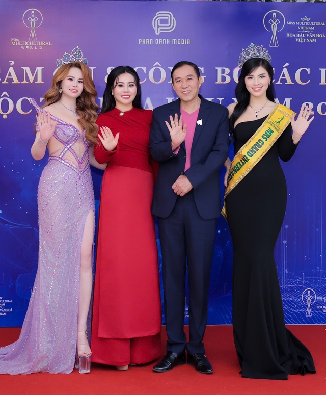 NSƯT Đỗ Kỷ, Hoa hậu Phan Kim Oanh và Mrs Supranational 2025 Nguyễn Thị Huyên (đầm tím), Mrs Grand International 2025 Nguyễn Thị Thưa (đầm đen)