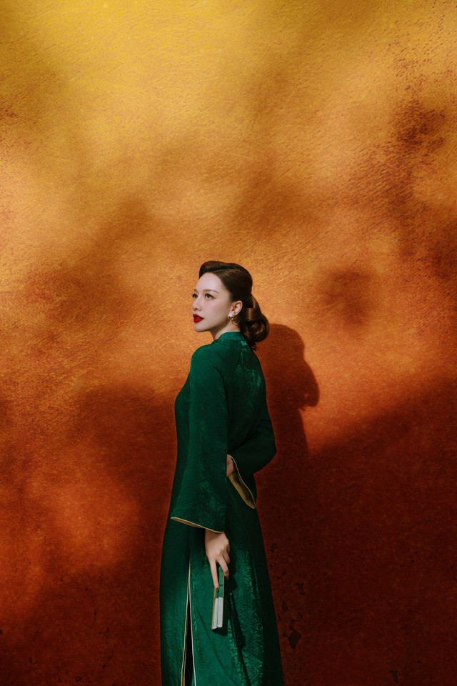 Được biết, nữ diễn viên sinh năm 1989 sở hữu số đo 3 vòng 90 - 65 -90, nhờ vóc dáng hoàn hảo nên cô tự tin diện nhiều trang phục khác nhau. Từ nền nã với áo dài thanh lịch nhẹ nhàng...