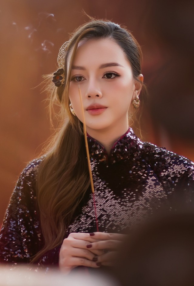 Có lúc cô lại nền nã, đúng tuổi phù hợp với từng hoàn cảnh.