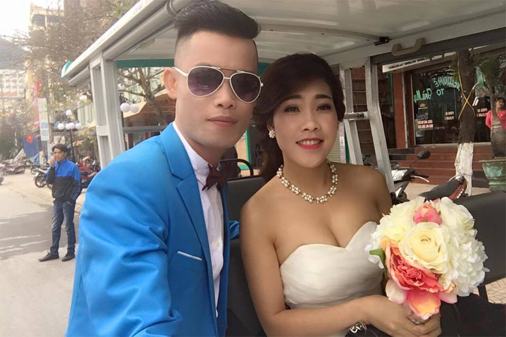 Hiệp Gà là một trong những nghệ sĩ có đời tư ồn ào nhất showbiz Việt với 3 cuộc hôn nhân chóng vánh và nhiều thị phi. Người vợ đầu tiên sát cánh bên anh trong giai đoạn khó khăn nhất nhưng sau đó cả hai vẫn đường ai nấy đi. Sau nhiều thăng trầm và những tuyên bố hứa hẹn rồi lại tiếp tục tan vỡ với người vợ thứ 2 và thứ 3, hiện anh chọn cuộc sống độc thân và tập trung chăm sóc các con.