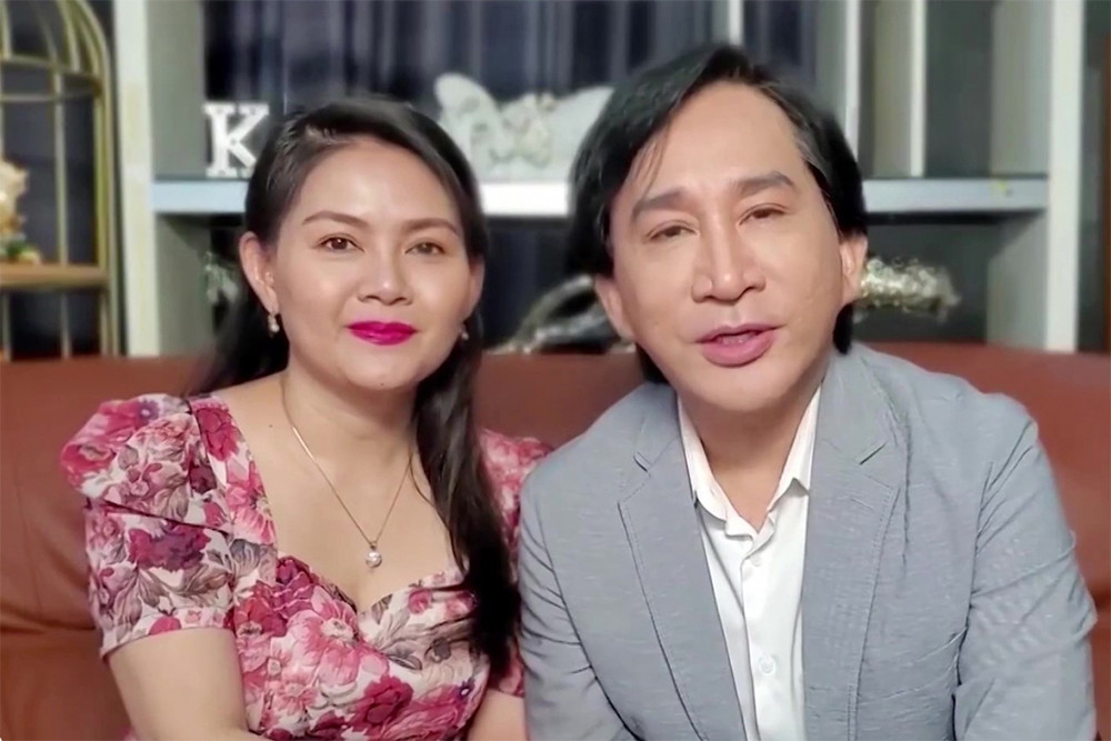 Kim Tử Long trải qua 3 cuộc hôn nhân với những người a classTextlinkBaiviet hrefhttps://eva.vn/phụ nữ/a xinh đẹp, trong đó người vợ thứ 2 là em gái của danh thủ Hồng Sơn. Sau 2 lần đổ vỡ trong sự tiếc nuối của người hâm mộ, nam nghệ sĩ tìm thấy hạnh phúc viên mãn bên người vợ thứ 3 là nghệ sĩ Trinh Trinh. Kim Tử Long chia sẻ rằng những vấp ngã trong quá khứ giúp anh biết trân trọng và nhường nhịn hơn trong cuộc sống hôn nhân hiện tại.