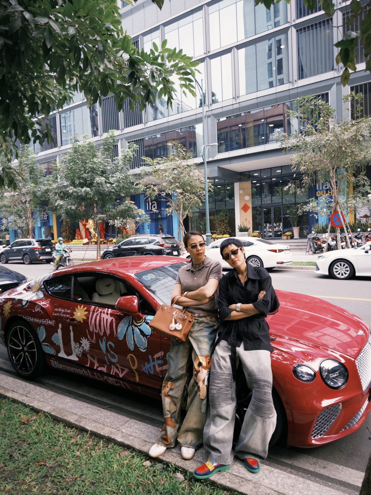 Đàm Thu Trang chọn phong cách gọn gàng, hiện đại khi dạo phố cùng Pông Chuẩn. Cô phối trang phục cùng chiếc túi Birkin da Togo thiết kế tối giản gồm hai quai xách, nắp gập, khóa kim loại mạ palladium và bộ chìa khóa đặc trưng.